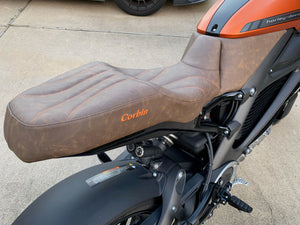 Moto Harley-Davidson avec siège en cuir brun Corbin